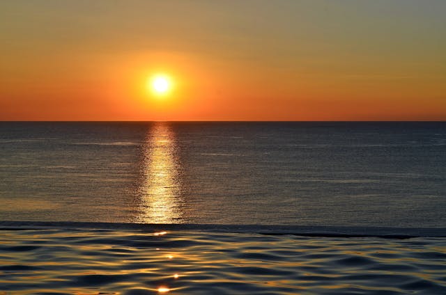 Sezonul estival blocat în birocrație: statul întârzie, turismul plătește